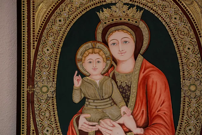 Maria Theotokos | Il dipinto di Maria Theotokos dipinta dal pittore indù Kalaichelvan, donata a Chiara Lubich da Shri B. K. Krishnaraj Vanavarayar e famiglia e posta nel santuario | Daniel Ibanez / ACI Group