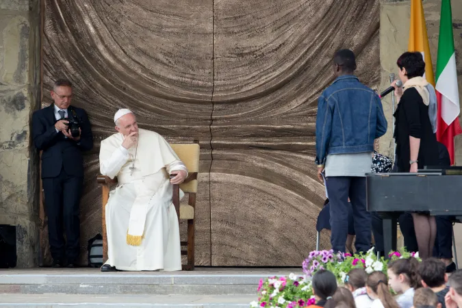 Papa Francesco a Loppiano | Papa Francesco ascolta le testimonianze sul sagrato del santuario di Maria Theotokos, a Loppiano, 10 maggio 2018 | Daniel Ibanez / ACI Group