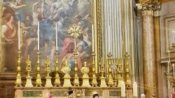 Il Patriarca Bartolomeo nella Basilica dei Santi Apostoli. Alla sua destra, l'arcivescovo Angelo de Donatis, vicario del Papa per la diocesi di Roma, che diventerà cardinale nel concistoro del 29 giugno 2018 / AG / ACI Stampa