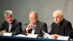 Il Cardinale Baldisseri, l'arcivescovo Fabene, il professor Vitali nella conferenza stampa del costituzione "Episcopalis Communio", Sala Stampa della Santa Sede, 18 settembre 2018  / Daniel Ibanez / ACI Group