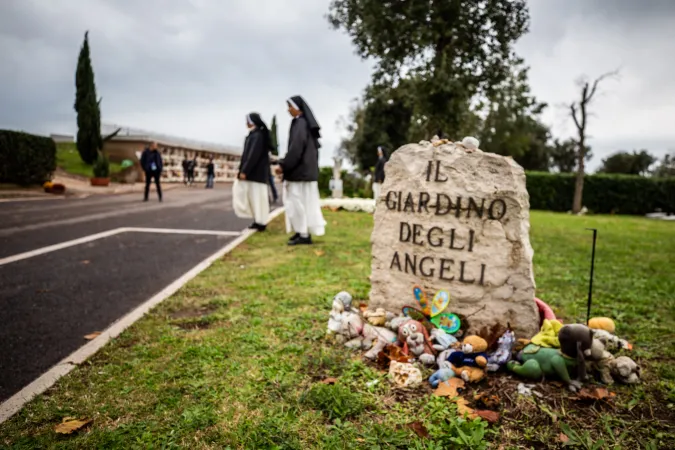 Giardino degli Angeli | Il Giardino degli Angeli, dove sono sepolti i bambini non nati al cimitero Laurentino, dove Papa Francesco si è fermato in preghiera prima della celebrazione, 2 novembre 2018 | Daniel Ibanez / ACI Group