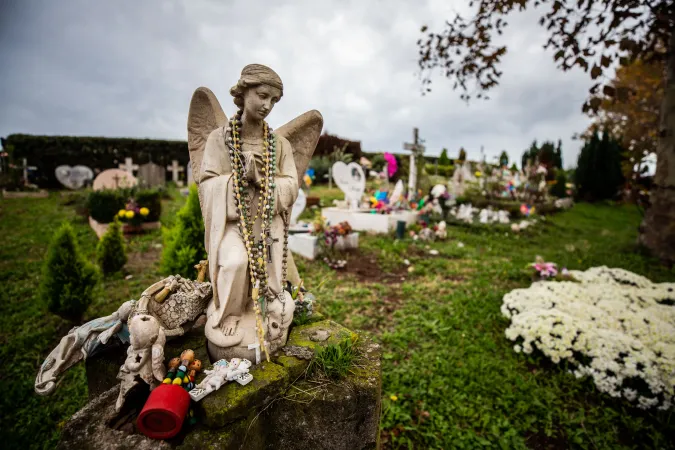 Giardino degli Angeli, Cimitero Laurentino | Il Giardino degli Angeli, dove sono sepolti i bambini non nati al cimitero Laurentino, dove Papa Francesco si è fermato in preghiera prima della celebrazione, 2 novembre 2018 | Daniel Ibanez / ACI Group