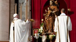 Papa Francesco, all'inizio della Messa di canonizzazione, incensa le reliquie dei sette nuovi santi proclamati. Tra loro, Paolo VI e l'arcivescovo Romero, piazza San Pietro, 14 ottobre 2018 / Daniel Ibanez / ACI Group