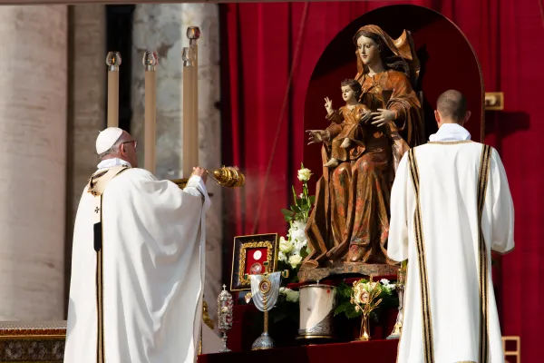 Papa Francesco, all'inizio della Messa di canonizzazione, incensa le reliquie dei sette nuovi santi proclamati. Tra loro, Paolo VI e l'arcivescovo Romero, piazza San Pietro, 14 ottobre 2018 / Daniel Ibanez / ACI Group