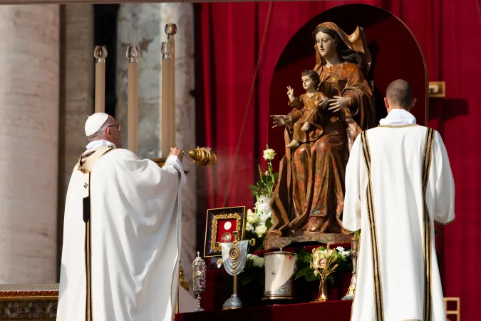 Papa Francesco, messa di canonizzazione 14 ottobre  | Papa Francesco, all'inizio della Messa di canonizzazione, incensa le reliquie dei sette nuovi santi proclamati. Tra loro, Paolo VI e l'arcivescovo Romero, piazza San Pietro, 14 ottobre 2018 | Daniel Ibanez / ACI Group