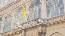 La bandiera della Santa Sede su un balcone della Segreteria di Stato vaticana / AG / ACI Stampa