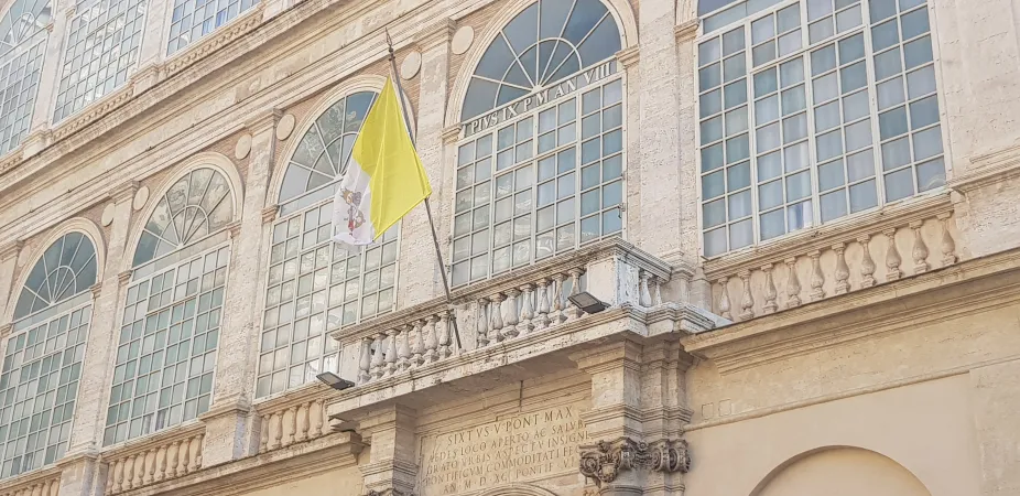 Santa Sede, bandiera | La bandiera della Santa Sede su un balcone della Segreteria di Stato vaticana | AG / ACI Stampa