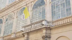 La bandiera della Santa Sede sul Palazzo Apostolico Vaticano / AG / ACI Stampa