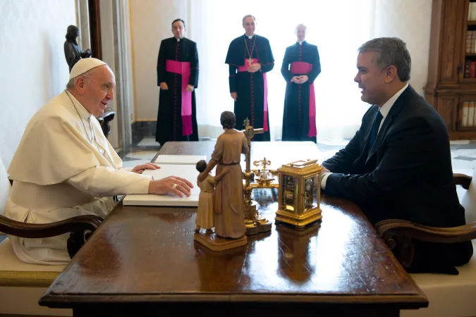 Papa Francesco e il presidente Ivan Duque | Papa Francesco incontra il presidente di Colombia Ivan Duque, Palazzo Apostolico Vaticano, 22 ottobre 2018 | Vatican Media / ACI Group