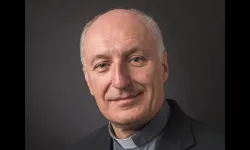 Un ritratto di padre Johan Verschueren, sj / Don Doll, SJ - da https://www.jesuits.global/2019/11/14/new-delegate-for-the-interprovincial-houses-and-works-of-the-society-of-jesus-in-rome-dir/