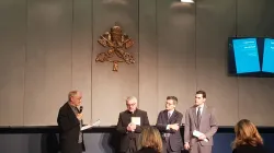 Padre Michael Czerny e padre Fabio Baggio, sottosegretari della Sezione Migranti e Rifugiati del Dicastero per il Servizio dello Sviluppo Umano Integrale, insieme al prefetto della Comunicazione Paolo Ruffini, presentano i documenti del Papa sui migranti / AG / ACI Group