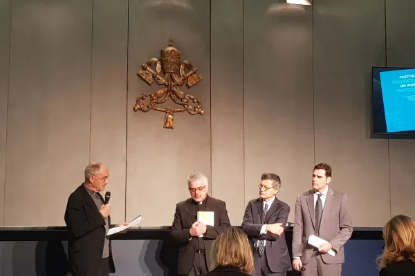 Padre Michael Czerny e padre Fabio Baggio, sottosegretari della Sezione Migranti e Rifugiati del Dicastero per il Servizio dello Sviluppo Umano Integrale, insieme al prefetto della Comunicazione Paolo Ruffini, presentano i documenti del Papa sui migranti / AG / ACI Group