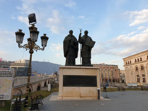 Santi Cirillo e Metodio | La statua dei Santi Cirillo e Metodio sul fiume Vardar, a Skopje | AG / ACI Group