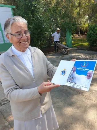 Suor Gloria Carrellero | Suor Gloria Carrellero, del centro di Temara, mostra il canto che i bambni intoneranno a Papa Francesco  | AG / ACI Group