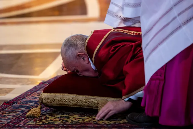 Papa Francesco prostrato all'inizio della Liturgia della Passione di Gesù  |  | Daniel Ibanez/ Aci Group