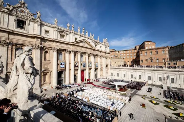 La Basilica di San Pietro durante una celebrazione con canonizzazioni / Daniel Ibanez / ACI Group