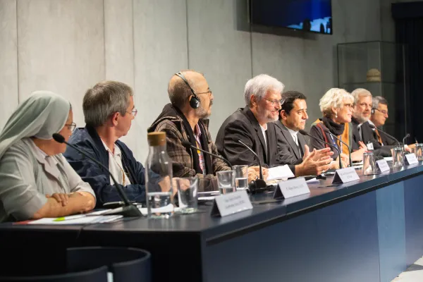 Il panel del briefing sulla giornata odierna del Sinodo Speciale per la Regione Panamazzonica, Sala Stampa della Santa Sede, 25 ottobre 2019 / Daniel Ibanez / ACI Group