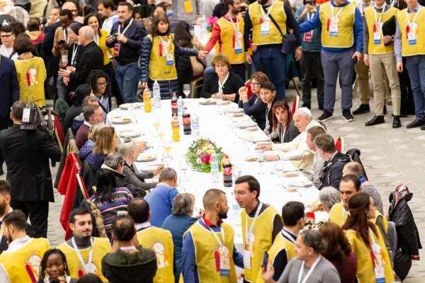 Papa Francesco, pranzo con i poveri in Vaticano, 17 novembre 2019 / Daniel Ibanez / ACI Group