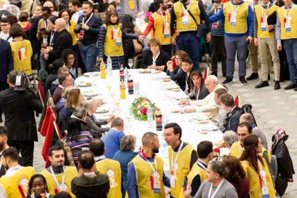 Papa Francesco durante il pranzo con i poveri nella Giornata Mondiale dei Poveri del 2019 / Daniel Ibanez / ACI Group