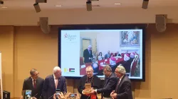 Il Cardinale Parolin riceve un frammento del tetto della Basilica della Natività alla presentazione dei lavori di restauro, Musei Vaticani, 6 dicembre 2019 / AG / ACI Group