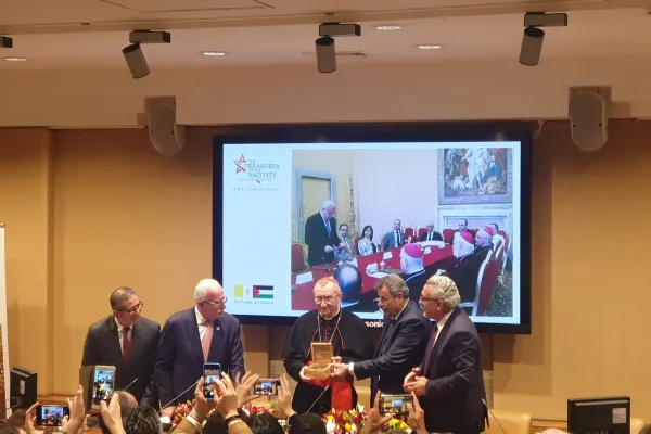 Il Cardinale Parolin riceve un frammento del tetto della Basilica della Natività alla presentazione dei lavori di restauro, Musei Vaticani, 6 dicembre 2019 / AG / ACI Group