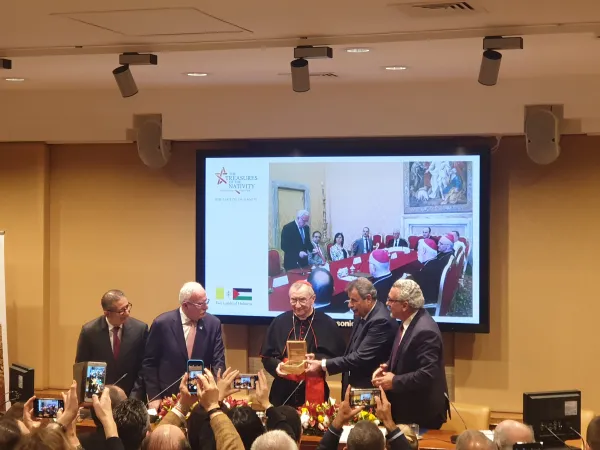 Cardinale Parolin e ambasciatore Issa Kassisieh | Il Cardinale Parolin riceve un frammento del tetto della Basilica della Natività alla presentazione dei lavori di restauro, Musei Vaticani, 6 dicembre 2019 | AG / ACI Group