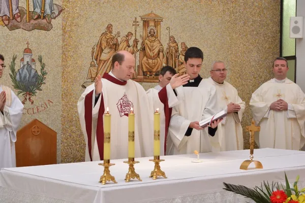 Monsignor Welnitz durante la celebrazione di una Messa  / Pontificio Collegio Slovacco