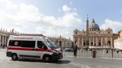 Una ambulanza della Croce Rossa davanti la Basilica di San Pietro / Daniel Ibanez / ACI Group