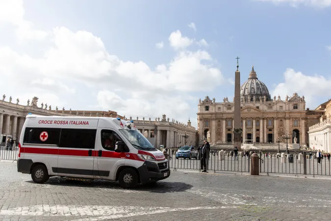 Ambulanza a San Pietro | Una ambulanza della Croce Rossa davanti la Basilica di San Pietro | Daniel Ibanez / ACI Group