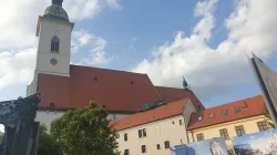 La cattedrale di Bratislava, vista dal memoriale della sinagoga ebraica poco distante / AG / ACI Stampa