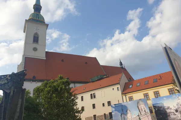 La cattedrale di Bratislava, vista dal memoriale della sinagoga ebraica poco distante / AG / ACI Stampa