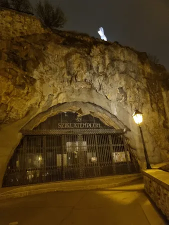 La chiesa nella roccia | ingresso della chiesa nella roccia di Budapest | AG / ACI Group