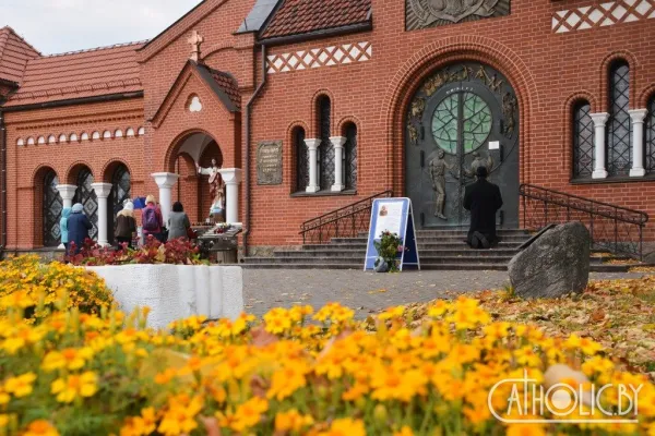 Una immagine della chiesa dei Santi Simone ed Elena, la cosiddetta Chiesa Rossa, di Minsk / Catholic.by