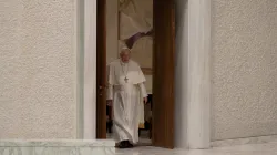 Papa Francesco arriva ad una udienza generale in Aula Paolo VI / Daniel Ibanez / ACI Group