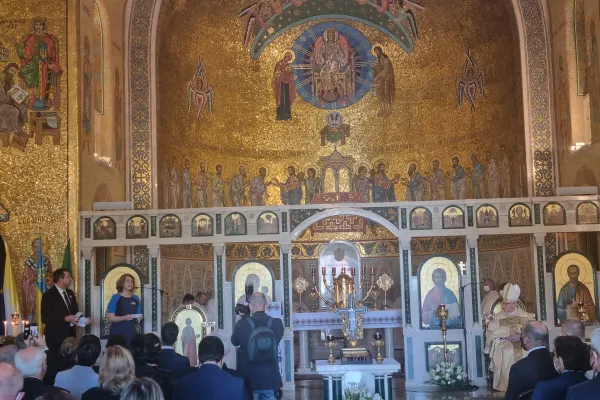 Il Cardinale Parolin al termine della celebrazione del 9 maggio nella Basilica di Santa Sofia a Roma, durante il discorso dell'ambasciatore dell'UE presso la Santa Sede Valkenburg / AG / ACI Group