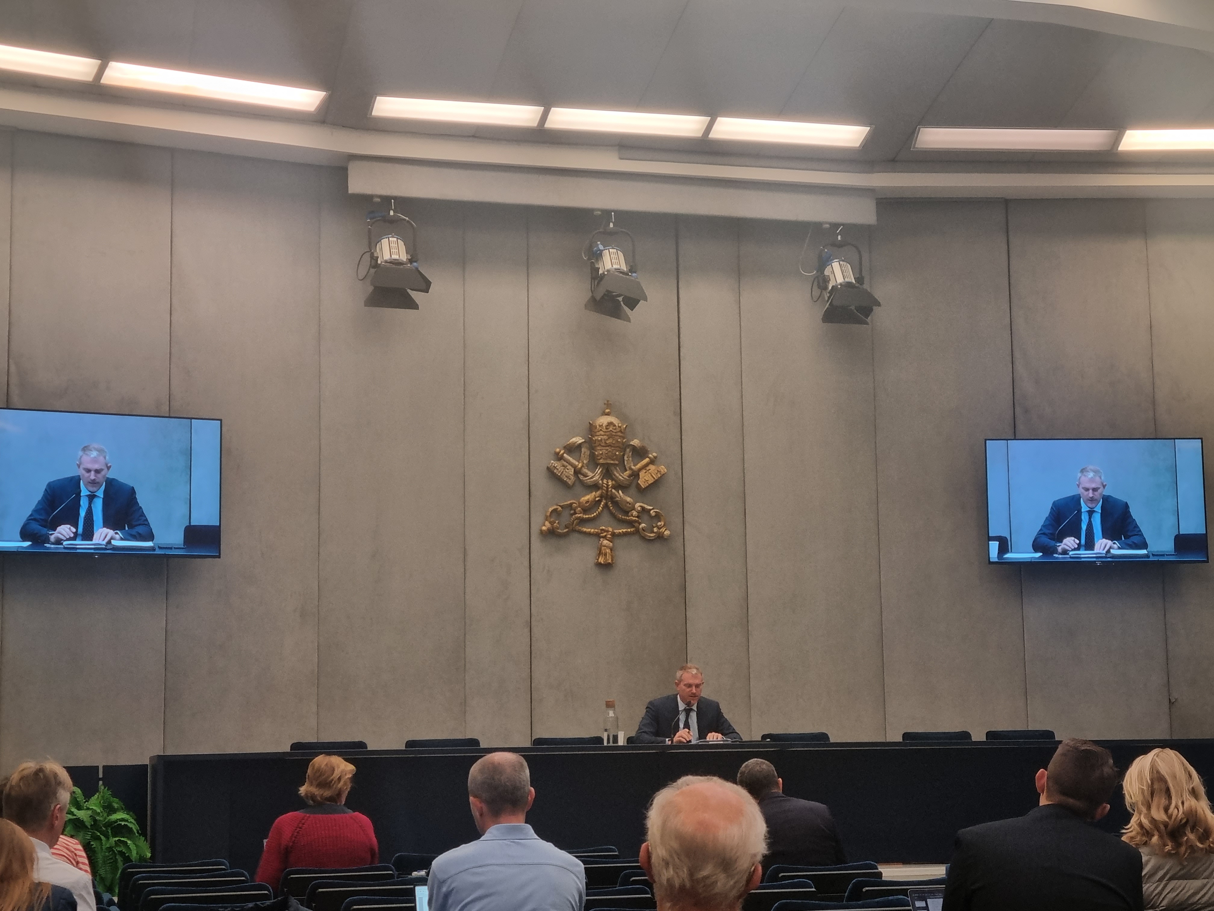 Matteo Bruni, direttore della Sala Stampa della Santa Sede, durante il briefing del viaggio in Bahrein / AG / ACI Group