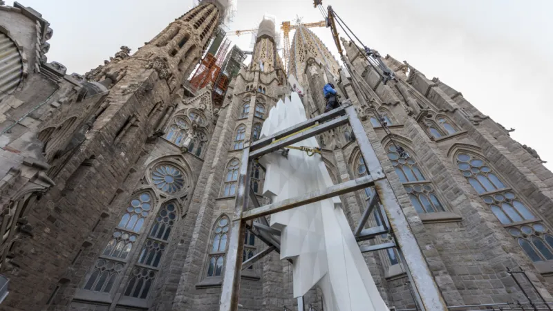 Alcune immagini del montaggio delle Ali di San Luca  |  | Sagrada Familia 