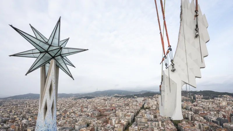 Alcune immagini del montaggio delle Ali di San Luca  |  | Sagrada Familia 