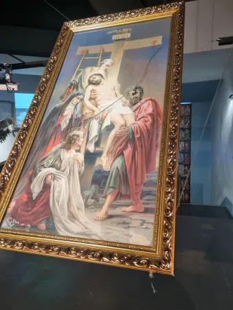 Guerra in Ucraina | Il quadro colpito da una scheggia nel villaggio di Peremoha al centro della mostra "Ucraina Crocifissa" | AG / ACI Group