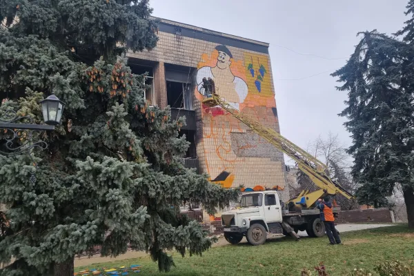 Il murales del "Cosacchetto" in restauro sull'edificio del sindacato di Izium / AG / ACI Group