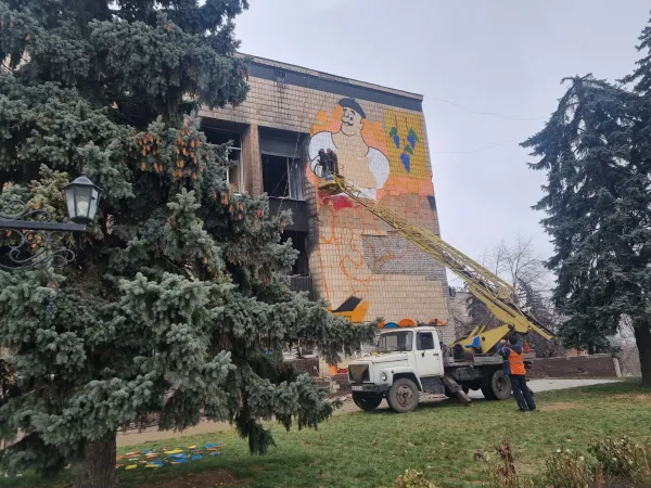 Guerra in Ucraina | Il murales del "Cosacchetto" in restauro sull'edificio del sindacato di Izium | AG / ACI Group