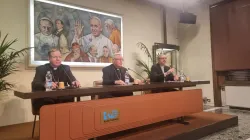 Presentazione della tappa continentale del Sinodo. Da sinistra, l'arcivescovo Grusas, presidente del CCEE; il Cardinale Hollerich, relatore generale del Sinodo; Don Antonio Ammirati, sottosegretario e portavoce del CCEE / AG / ACI Group