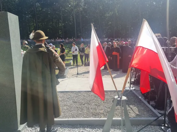 Beatificazione Ulma | Il Cardinale Semeraro, prefetto del Dicastero delle Cause dei Santi, davanti la tomba delle famiglie ebree uccise con gli Ulma | AG / ACI Group