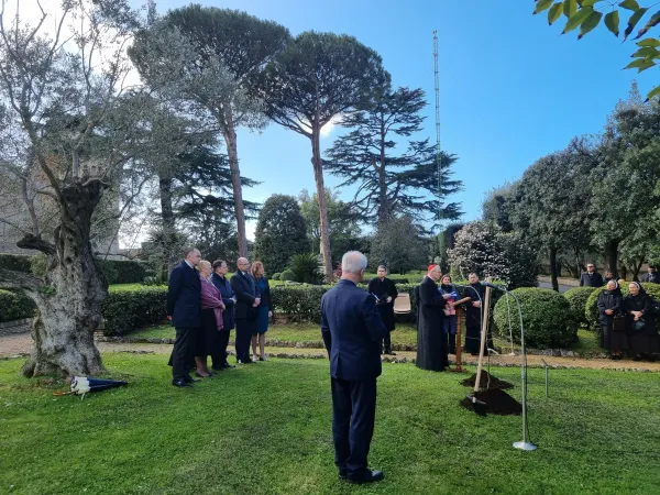 Giardini Vaticani | La piantumazione dell'albero di melo generato da quello innestato da Józef Ulma nei Giardini Vaticani, 6 marzo 2024 | AG / ACI Group