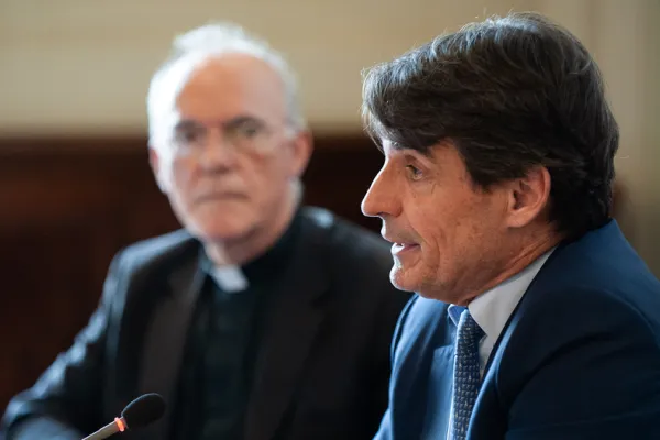 Jean-Baptiste de Franssu, presidente dello IOR, relaziona al Foro OMNES, Pontificia Università della Santa Croce, 4 giugno 2024 / OMNES @Gianni Proietti