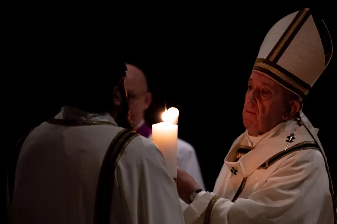 Papa Francesco presiede la Veglia Pasquale  |  | © EWTN-CNA Photo/Daniel Ibáñez/Vatican Pool