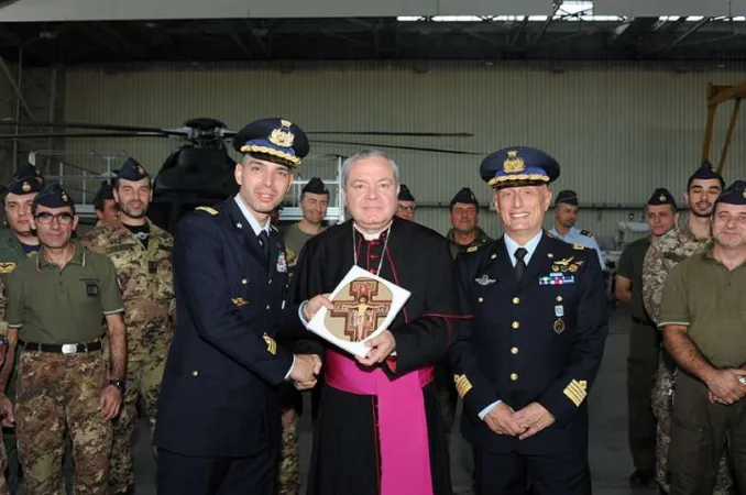 Monsignor Marcianò durante una visita all' Aeronautica |  |  www.aeronautica.difesa.it