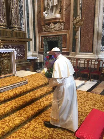 Papa Francesco davanti alla Vergine a Santa Maria Maggiore |  | L'Osservatore Romano, ACI Group