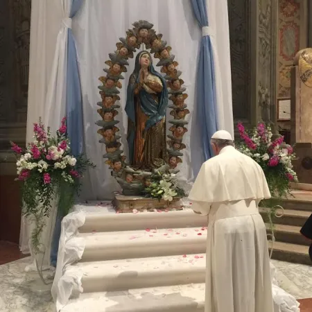 omaggio floreale alla Statua della Madonna all'interno del Duomo |  | Sala Stampa Vaticana