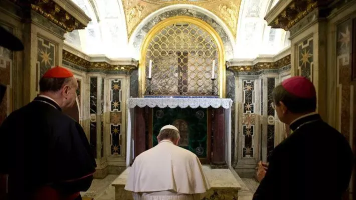 Papa Francesco davanti alla Tomba di San Pietro |  | Vatican Media